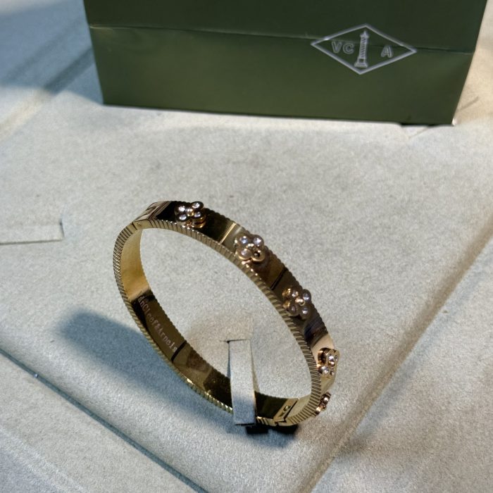Van Cleef Gold Bracelet 0012