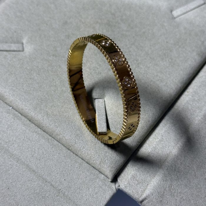 Van Cleef Gold Bracelet 0015