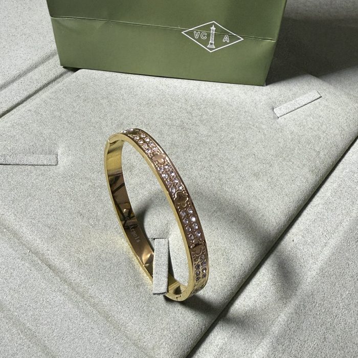 Van Cleef Golden Bracelet 02